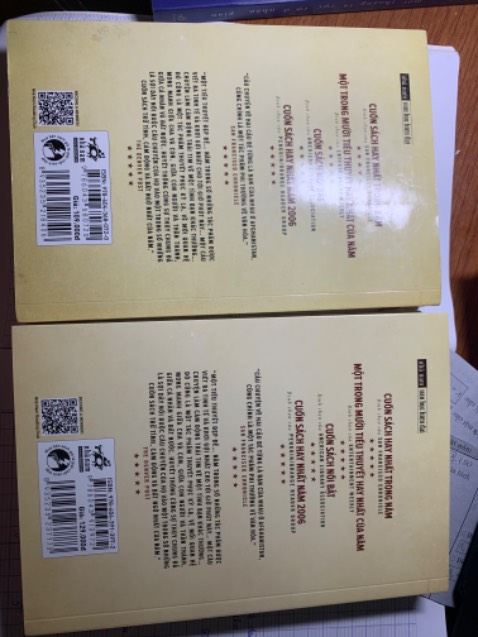 Mình mua cuốn này 2 lần. Một lần trên trang *** của Nhã Nam. Một lần ở Tiki này. Nhưng khi hàng về, mình thấy màu sắc 2 cuốn hơi khác nhau và giá ghi trên bìa của 2 cuốn khác nhau luôn. Cuốn bên trái 109k là mua trên trang *** của Nhã Nam, còn cuốn bên phải 129k là của Tiki. Này là do tái bản hay sao nhỉ?