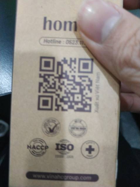 Lọ tinh dầu về hình thức thì ok!!  Treo phải để cho nó thấm vào cục gỗ trên đầu nó mới tỏa mùi chứ để trong lọ không thì nó không tỏa mùi đâu