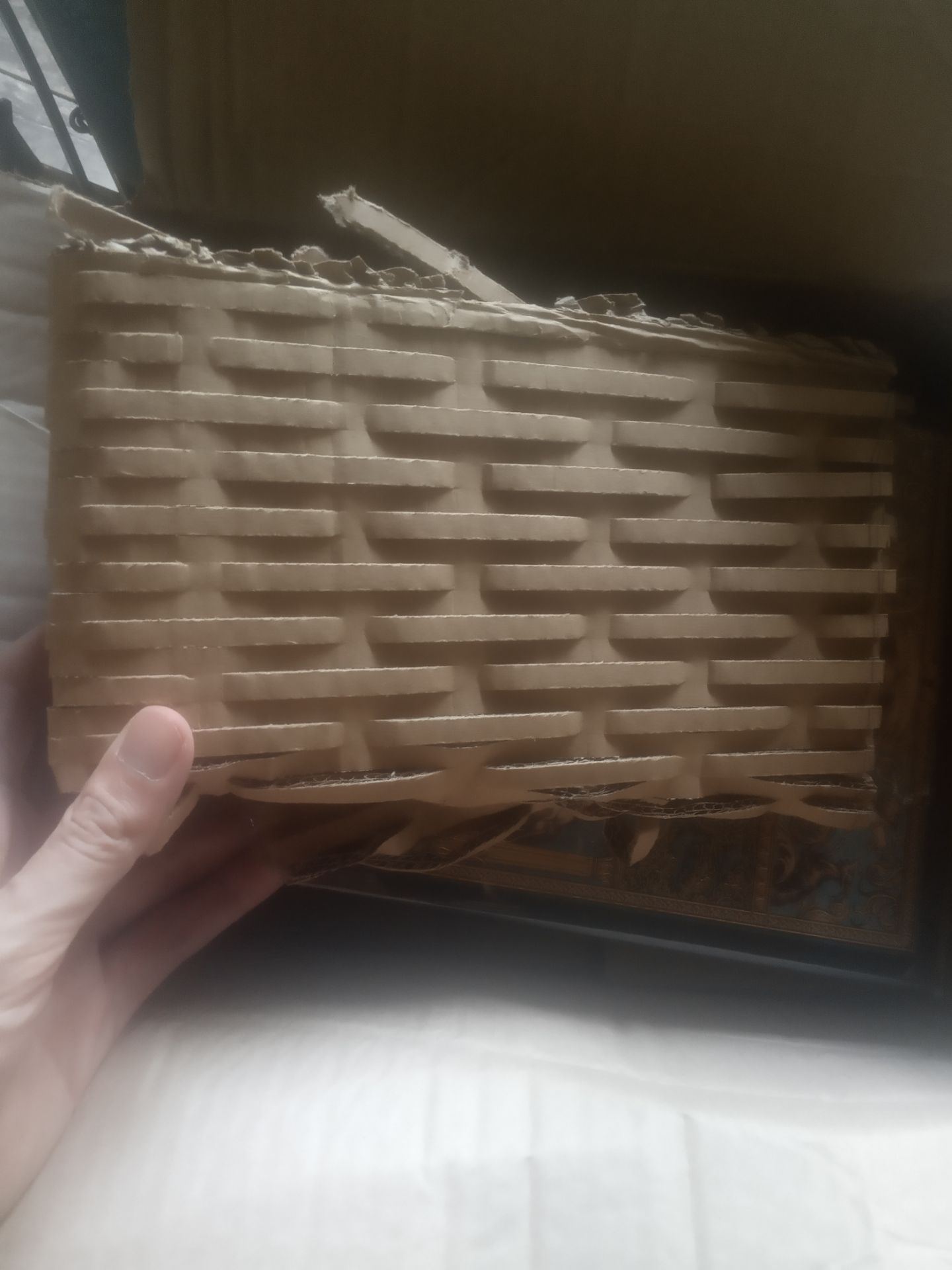 Nhận hàng xong đánh giá ngay cho nóng các bác à. Đây có lẽ là cuốn sách "khủng" nhất mà tôi từng mua. Khủng cả về cân nặng và giá, tuy nhiên mua được đợt sale nên hoàn toàn hài lòng.
Sách của Đông A mua cuốn nào cũng ưng hết. Chất lượng về hình thức, trình bày nội dung. Sách font chữ hơi nhỏ, cũng phải thôi vì nội dung đồ sộ hơn 1300 trang, chữ lớn hơn có lẽ sách còn khủng hơn nữa.
Mới mở còn tưởng là cái giỏ, nhưng thật ra là giấy lót. Lần đầu thấy tiki đóng gói có cái này, nên vận chuyển ko bị "sứt mẻ" gì cả. 5SAO cho mọi thứ.