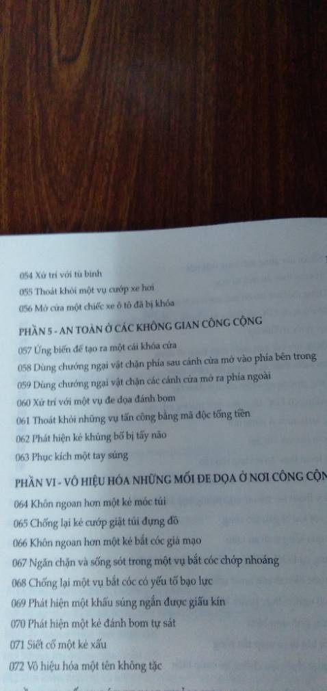 TIKI giao hàng cẩn thận.
        Sp phù hợp với người thích thám hiểm, đi dã ngoại. Còn không thường xuyên đi thì không nhất thiết phải mua, bởi 100 kỹ năng đa số là về khủng bố, thảm họa, trong các tình huống có vẻ ít xảy ra tại VIỆT NAM, các bạn có thể lên youtube, hay google tìm hiểu còn hay hơn. ĐƯƠNG NHIÊN, AI THÍCH DU LỊCH, ĐI LẠI THÌ MUA VẪN CÓ ÍCH HƠN.