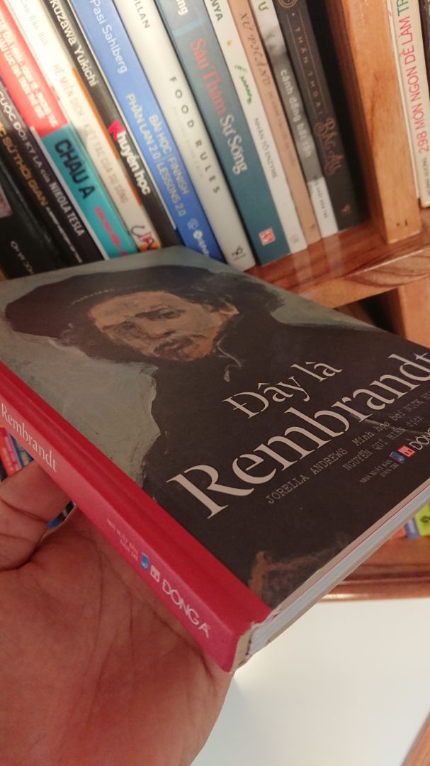 sách giới thiệu sơ lươc về tác giả, các sự kiện chính trong cuộc sống, các tác phẩm chính của ông.
bìa sách hơi dày so với tổng thể cuốn sách