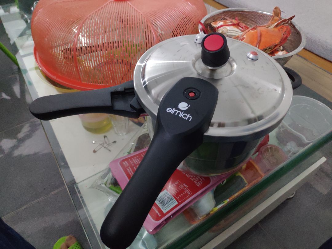 Giao hàng nhanh, đóng gói chắc chắn, nồi đẹp và đủ các phụ kiện. Áp suất không được cao lắm, van và gioăng cao su cũng không giữ hơi được lâu như loại nồi vặn tay nắm. Nồi có 2 đáy chứ không phải đúc liền như bộ Elmich của tôi. Mua hơn 1,3tr xong thì giảm giá mấy chục 1trăm k gì đó hơi buồn.