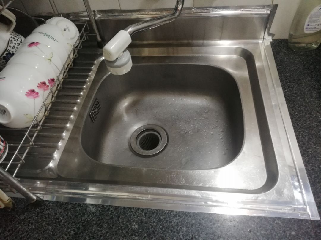 Băng dính nhôm rất hiệu quả với bồn rửa bát. Các khe giữa bồn với bàn bếp vốn đc trám bằng silicon lâu ngày mốc đen và bóng tróc rò nước rất bẩn. Dùng băng dính nhôm vừa đẹp, sạch lại rất dễ thi công