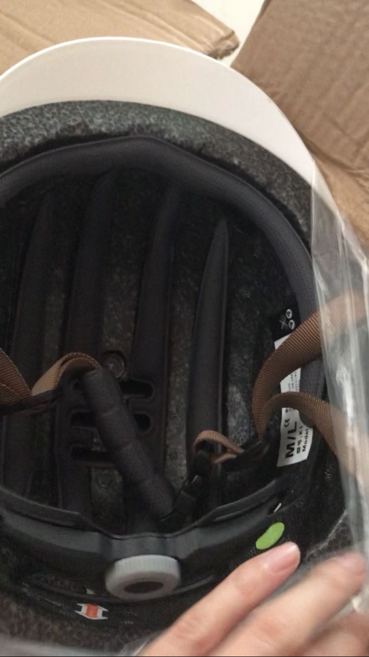 Chất nón tạm ổn. Đội mát, nhẹ. 
Nón đóng gói sơ sài, vận chuyển từ nước ngoài về mà không chèn mút đệm. Hộp bể vỡ, hên là không trầy xước nón ở trong.