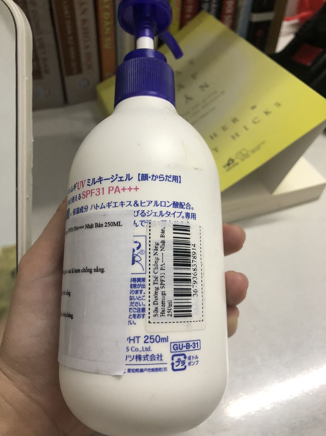 Thực sự hơi lo ngại về chất lượng sản phẩm. Sản phẩm không có nhãn phụ, và được dán tờ giấy in kiểu này hiuhiu. Mình không phải chuyên gia nên không biết chất lượng sản phẩm thế nào nhưng cách đóng gói và bao bì sản phẩm khiến mình lo ngại.