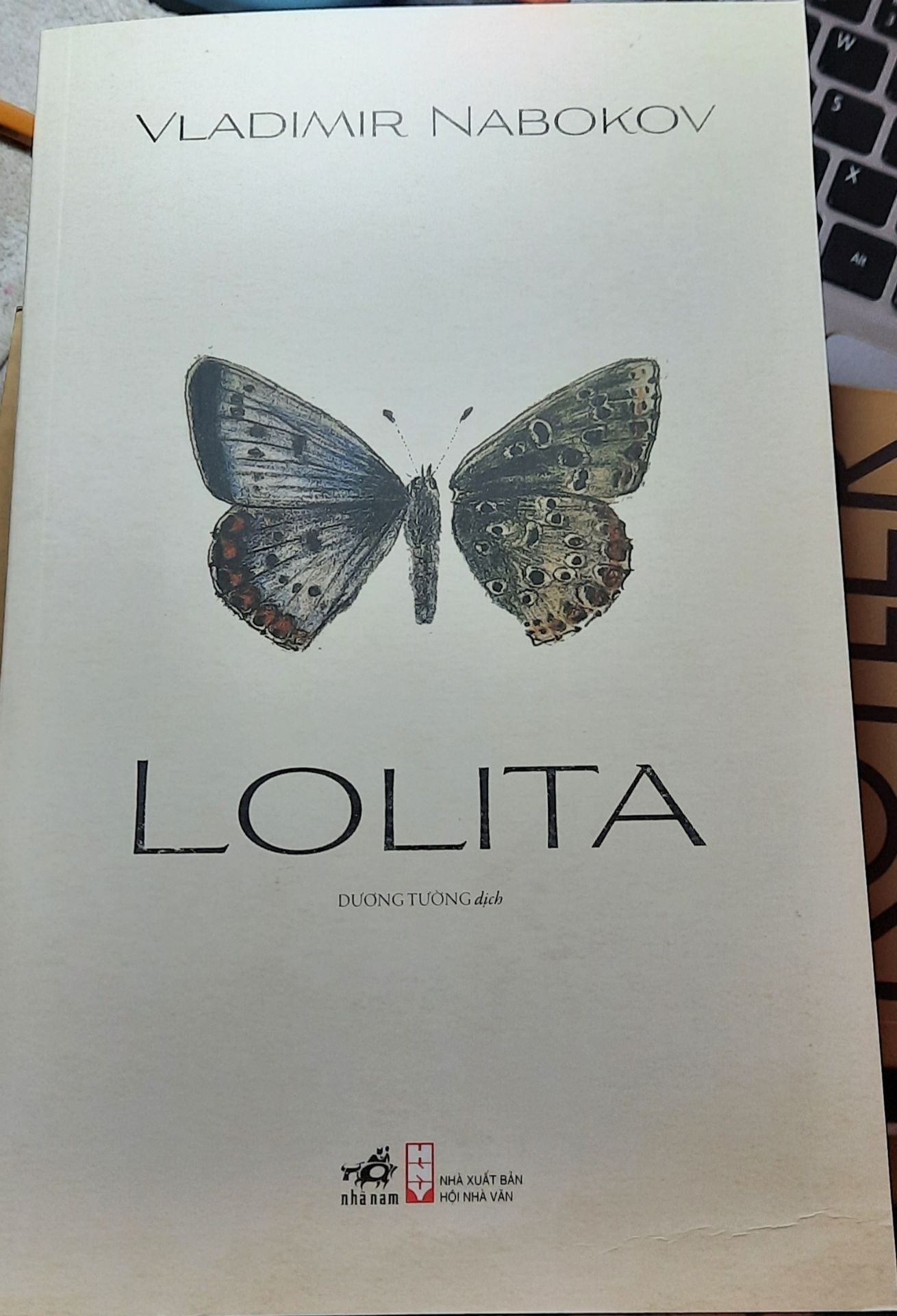 Mình đã từng đọc qua bản pdf và xem các *** review phim về Lolita nên có cơ hội được biết đến quyển sách này. Sau bao ngày chờ đợi, mình cuối cùng đã nhận được sách vì Tiki giao sớm hơn dự kiến. Mặc dù háo hức là thế nhưng khâu đóng gói và vận chuyển của Tiki lại làm mình khá thất vọng, khi nhận được sách mình chỉ thấy phần bìa sách bị hỏng nhẹ, nó hơi ngả màu nên trông như bị ẩm mốc, các trang giấy đều bị cong lại và hơi gãy một chút =((( do đó mình sẽ không đánh giá 5★ dù nội dung rất tuyệt. Hy vọng Tiki sẽ làm tốt hơn trong đơn hàng sắp tới của mình, cảm mơn vì đã dành tgian đọc nhận xét của mình ạ.