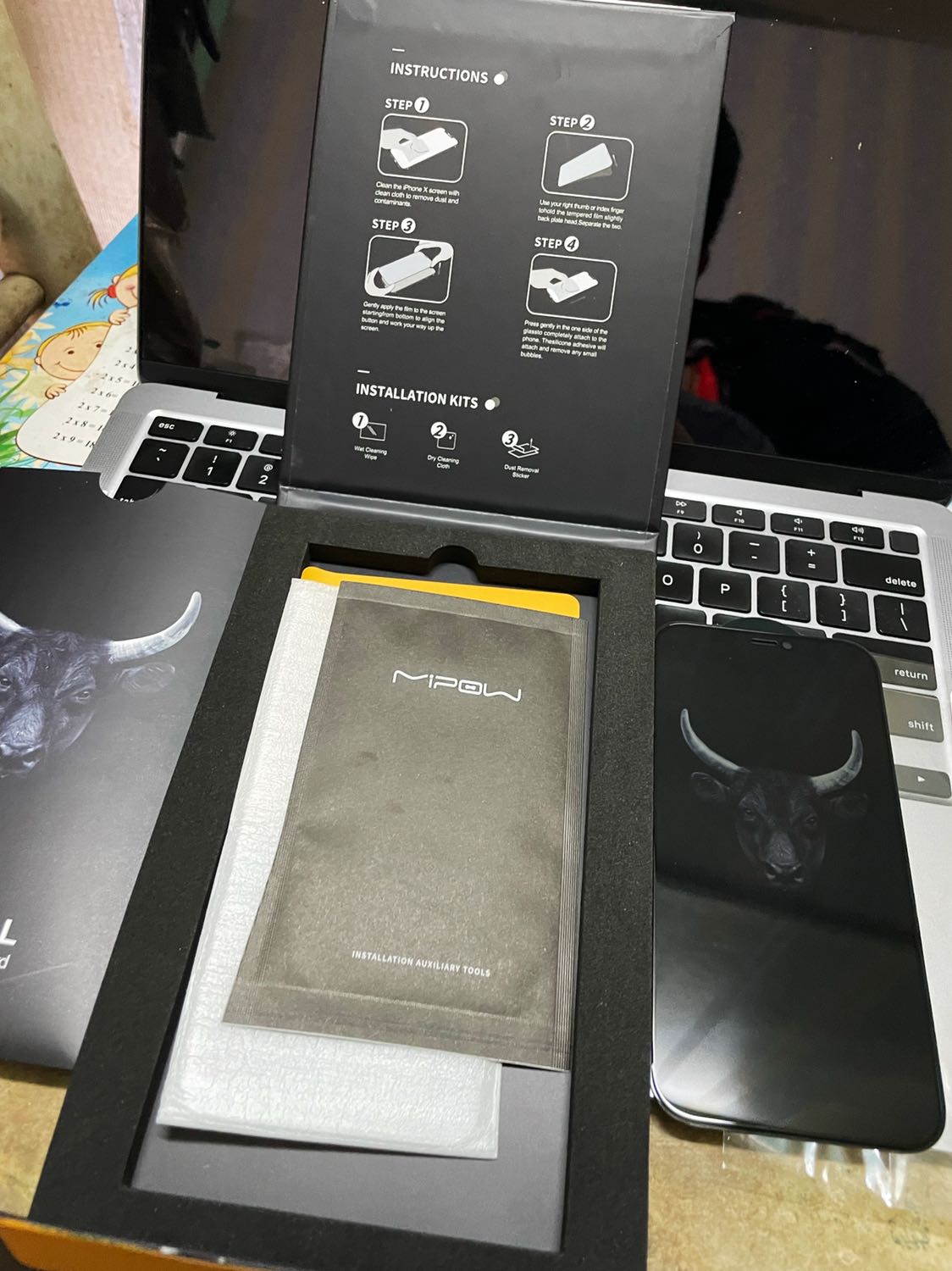 Mình vừa dán xong là lên đánh giá liền. Thực sự lần đầu bỏ tiền ra mua thử dán chống nhìn trộm dán xem như thế nào, khá thất vọng. Chất lượng hiển thị giảm đi đáng kể, mà hình co thể thấy được cái điểm rỗ nhỏ nhỏ. Độ sáng màn hình phải bật cao hơn bình thường mình sử dụng. Coi như bỏ tiền ra trải nghiệm thử, nhưng dòng Kingpull này cũng thuộc loại sản phẩm okay rồi, không biết có loại nào mà không ảnh hưởng đến phân giải đt hay không.  Ngoài ra thì viền màn hình cảm nhận là dày hơn sau khi dán vào nữa.