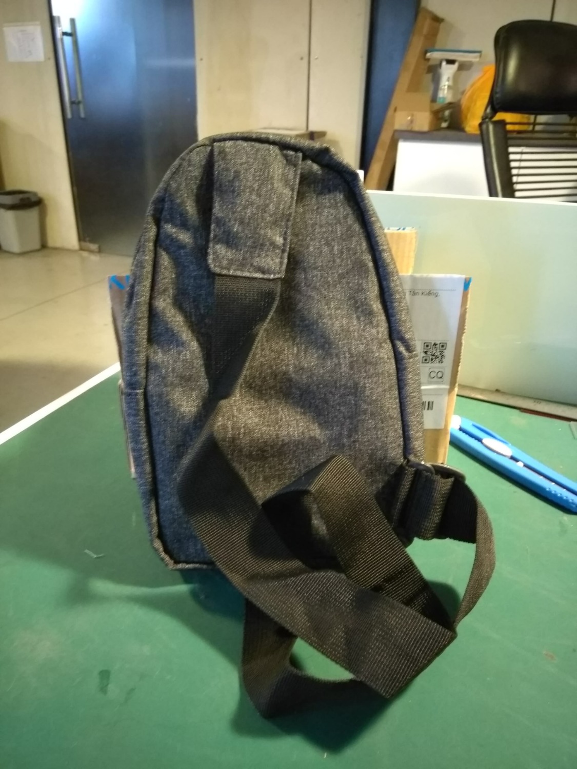 Mới nhận hàng chiều nay,  chất lượng hoàn thiện vừa đủ với giá tiền.
Bên ngoài nhìn cũng ngầu, mà bên trong may vải lót màu hồng. Mệt mỏi ghê!