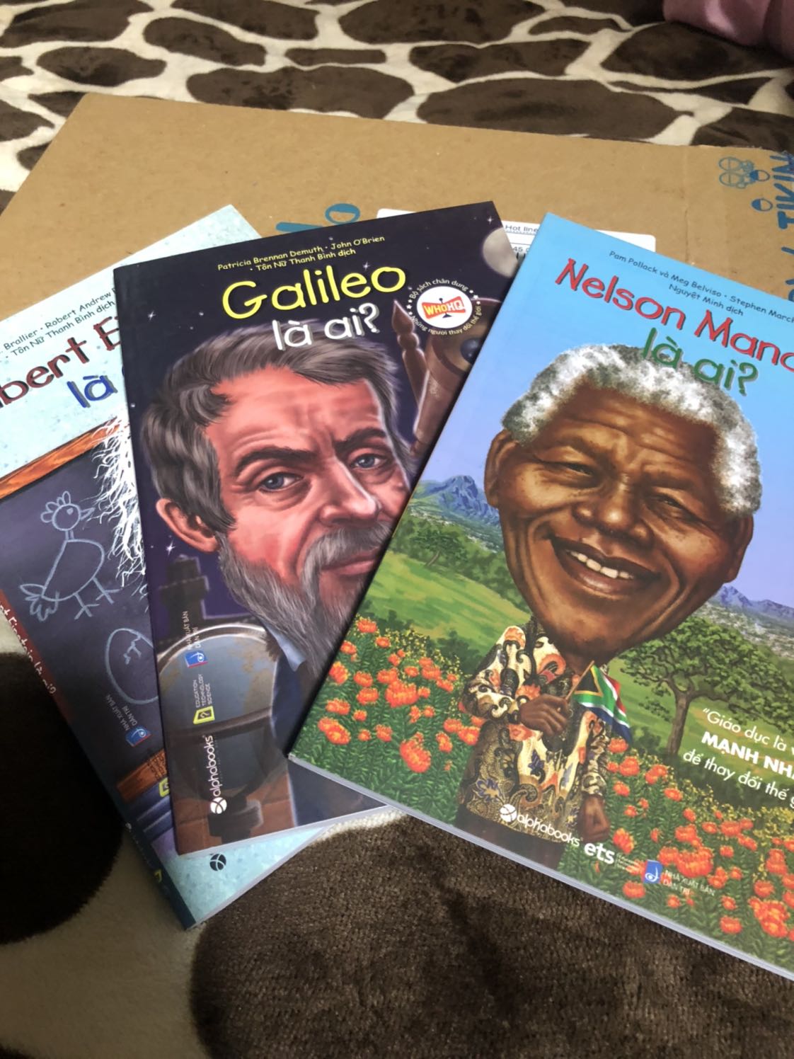 Cầm hộp sản phẩm của Tiki cực kì hài lòng bởi đóng gói vuông vắn ngăn nắp. Giao hàng nhanh mặc dù là giao hàng tiêu chuẩn