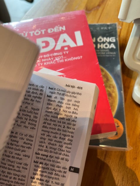 Đóng gói cẩn thận, từ điển nhỏ hơn mình nghĩ nhiều, nhưng tiện cho các bạn nhỏ mang theo đi học. Không bàn cãi về nội dung, từ điển hơn 10,000 từ, nhiều từ mình còn không biết có sự tồn tại.