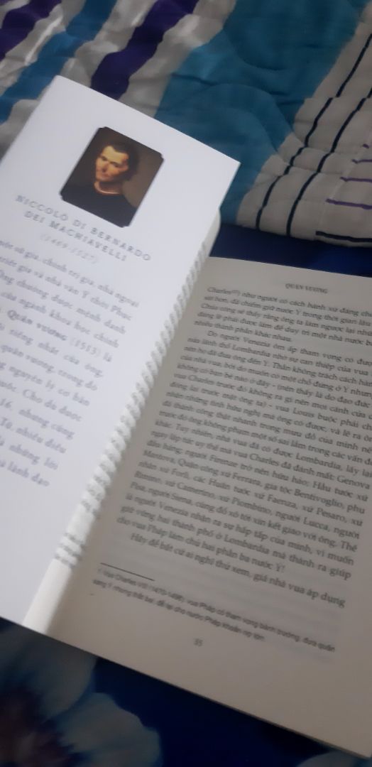 Sách khá hay, nhưng mà dịch hơi chán. Dịch giả làm mình khó hiểu nhiều đoạn, diễn giải chú thích nhiều chỗ cũng khó hiểu không kém. Nhưng do sách bản chất hay nên nó vẫn hay. Tuy nhiên nặng về mặc quan điểm, bạn nào thoáng thì chắc oke, còn không thì tùy quan điểm mà có thái độ khác nhau với sách.