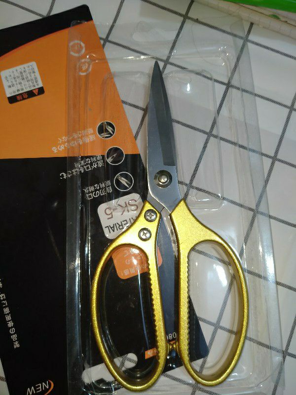 Đã nhận được hàng dịch nhưng vẫn giao hàng khá nhanh. Kéo nặng,cầm chắc tay, kha ưng kéo này, cắt thịt rất ngọt nha Đã nhận được hàng dịch nhưng vẫn giao hàng khá nhanh. Kéo nặng,cầm chắc tay, kha ưng kéo này, cắt thịt rất ngọt nha