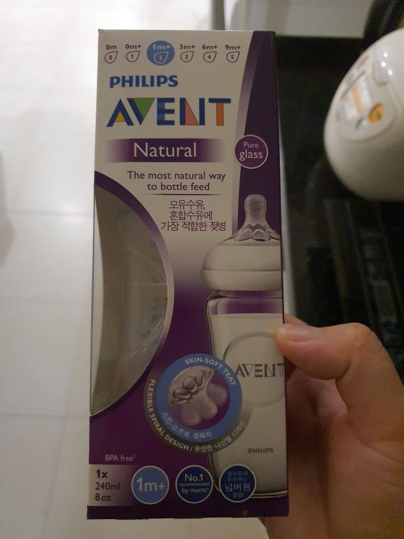 Lười chụp lại hình, nhưng mình mua thêm 1 bình sữa loại cho bé sơ sinh nữa, shop đóng gói cả 2 bình cẩn thận, có chèn giấy để hạn chế rung lắc gây vỡ bình. Giao hàng khá nhanh, a shipper thân thiện. Mình mới mua để dành đó chứ chưa xài. Trước đây có sử dụng bình nhựa của Avent rồi, sau khi thay đổi từ bình này sang bình khác thì dừng lại với avent. Lý do là bình cổ rộng, dễ vệ sinh, núm ti mềm và bền hơn các loại khác. Nhưng do là bình nhựa nên trong quá trình vệ sinh vẫn bị trầy xước dòm không được bắt mắt nên nay thấy có bình thủy tinh mình quyết định dùng thử coi sao. Hi vọng hàng chính hãng và tiki ko làm mình thất vọng.