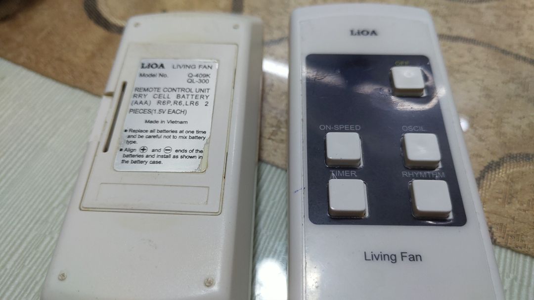 Quạt chạy êm, mát. Mẫu mã đẹp. Chất lượng nhựa và các đai ốc khoá rất mượt mà.
Quạt Lioa dùng rất bền.
Remote cần cải tiến vì các nút bấm không êm và hơi kém nhạy sau khi sử dùng 1 thời gian lâu. Các chữ in trên mặt remote nhỏ quá.
Tem dán sau remote tiếng Anh viết sai RRY nhé, (DRY mới đúng).
Tiki giao hàng không đúng hẹn.