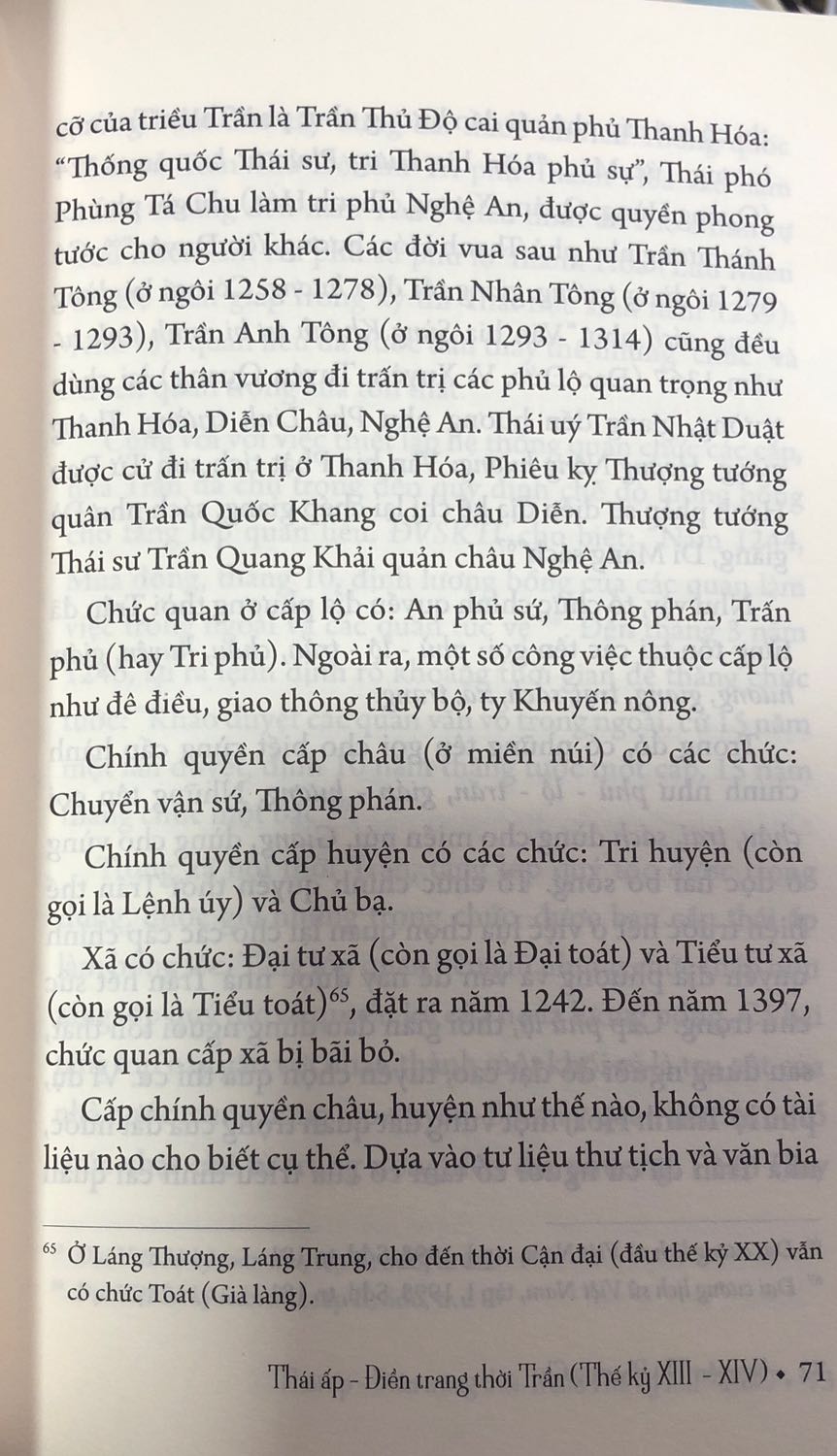Sách được chuyển từ luận án tiến sĩ của cô Nguyễn Thị Phương Chi về Điền trang, thái ấp nhà Trần. Cô Chi là một trong những người nghiên cứu rất kỹ về thời Trần, nhiều bài nghiên cứu của cô về văn hoá, xã hội và thương nghiệp ở giai đoạn đó, đã hỗ trợ rất nhiều cho những người nghiên cứu phía sau, mà Điền trang - Thái ấp là một trong số đó. Khi sách sẽ hiểu tại sao nhà Trần lại sử dụng Điền trang - Thái ấp như một cuộc khai hoang, tổ chức vùng dân mới và bảo vệ đất nước. Để rồi sau dần, chính cách tổ chức điền trang ấy lại tạo ra những phân hoá giàu nghèo và mâu thuẫn ngay trong nội bộ đất nước. Nghiên cứu kết hợp với khảo cổ học và bia ký nên cho ta cái nhìn toàn cảnh hơn, những thứ mà chúng ta không thể tìm thấy trong sách sử thông thường như Đại Việt sử ký toàn thư, An Nam chí lược hay Vân đài thoại ngữ, Kiến văn tiểu lục (những sách viết cùng thời hoặc thời đại sau đó). Vì nghiên cứu dựa trên sử liệu kết hợp với khảo cổ, nên mang tính khoa học cao. Sách dành cho những ai muốn nghiên cứu sâu về nhà Trần.

Maihabooks rất dễ thương vì gửi kèm message ngay trong sách. Cảm ơn các bạn vì dịch vụ tốt và một cuốn sách hay.