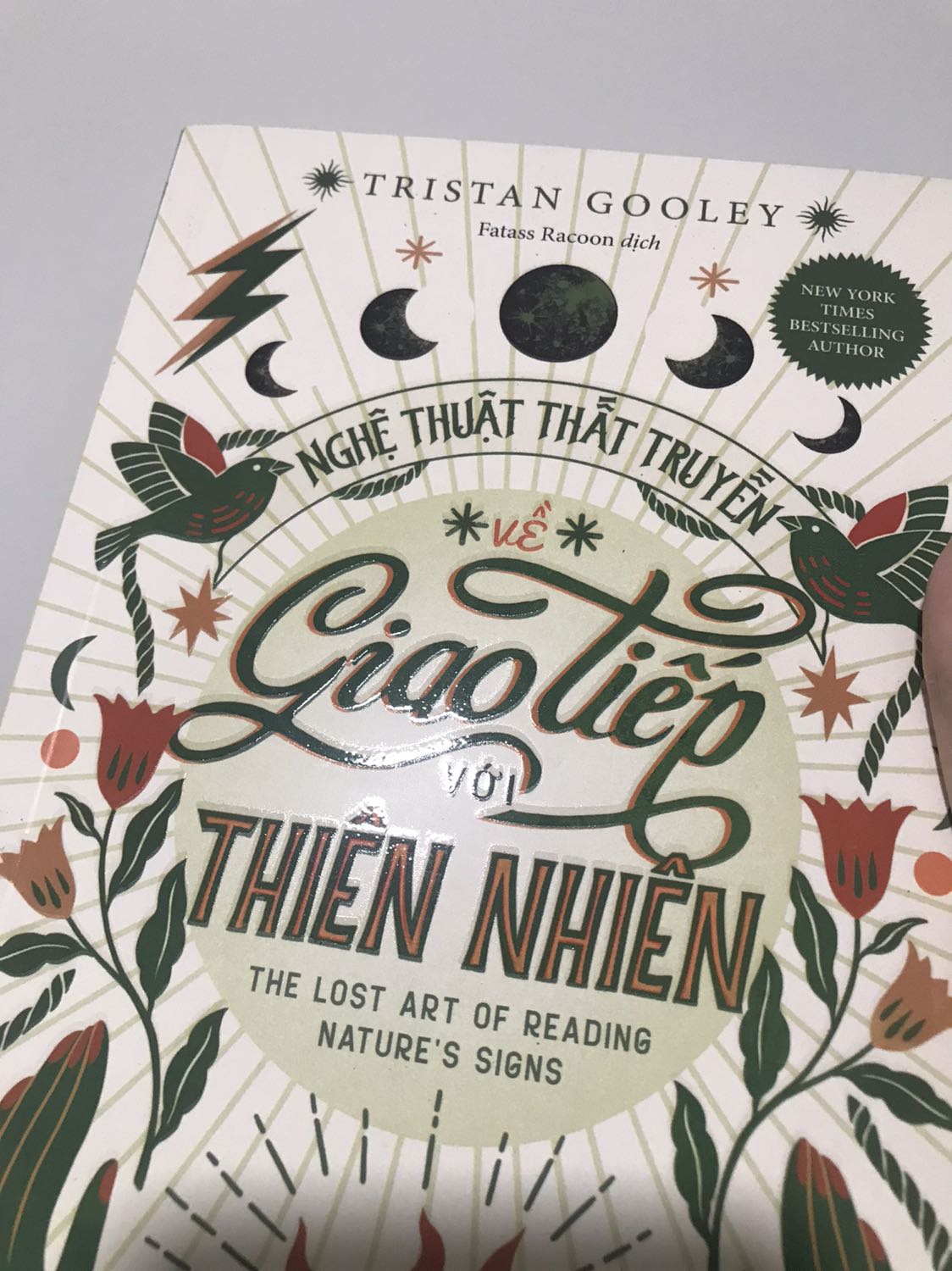 Đợt này tiki giao hàng nhanh trở lại, nhanh hơn tgian dự kiến trên app. Sách này rất đáng đồng tiền bát gạo, bìa rất đẹp. Kiểu chữ nổi dc trám nhựa xịn. Nội dung có hình ảnh minh hoạ, nội dung dành cho những ai thích chương trình về thực vật, phim tài liệu khoa học của Discovery. Ngoài thực vật còn có các diễn giải về khí tượng, tương tác của động vật trong tự nhiên. Nên ai thích địa lý tự nhiên cũng đọc ok đó. Sách rất nên mua nha mn.