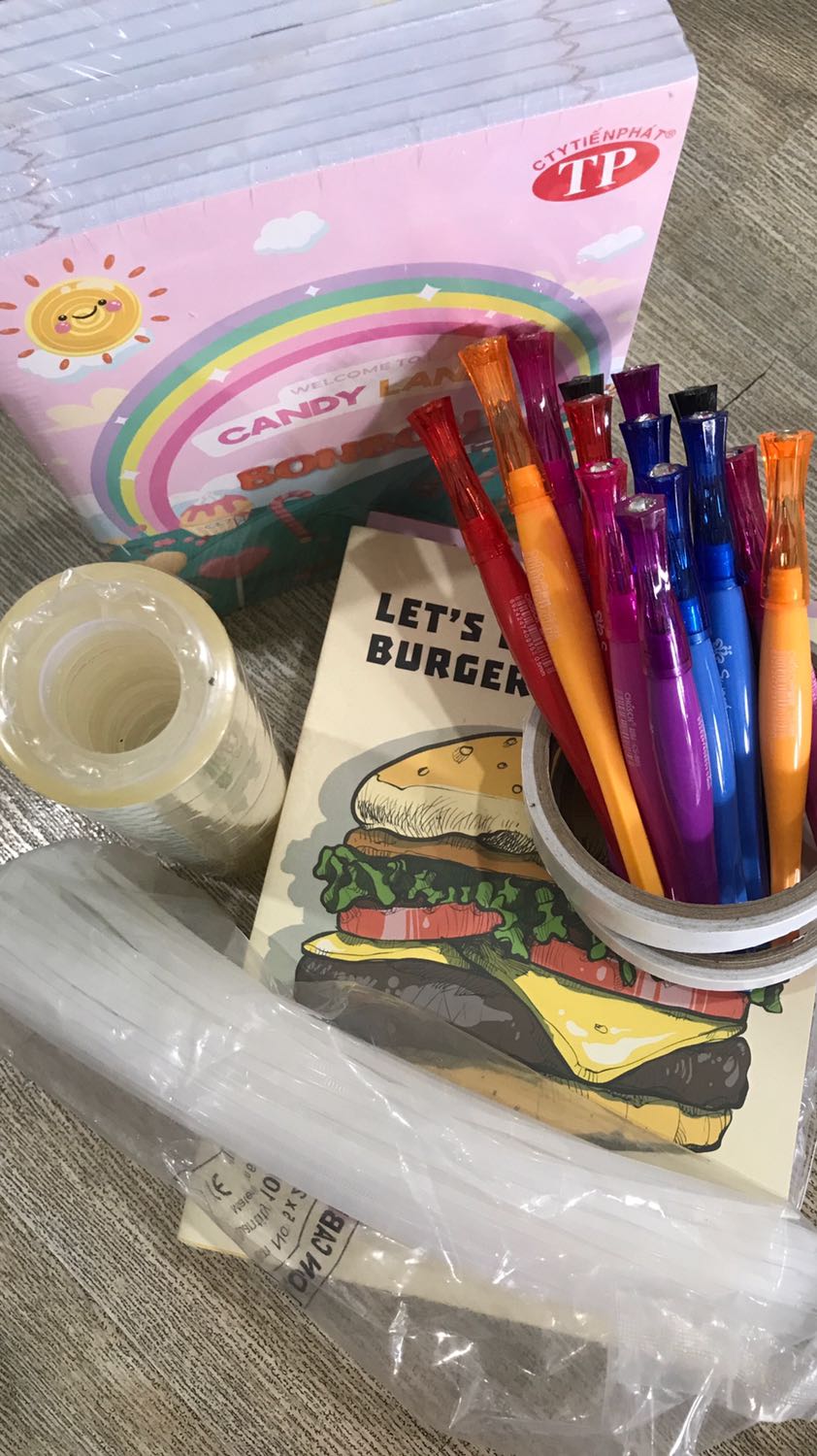 Đặt hg 5/9 đến 5/10 mới giao. Giao quá lâu mà còn giao hg thiếu 1 cuộn băng keo đục, 2 cây viết màu vàng không ra mực, trong khi đó, tiền thu đủ. Sẽ không quay lại mua shop này nữa.