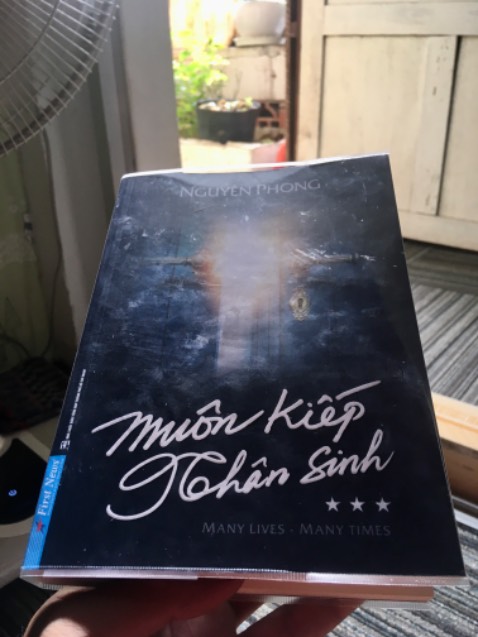 1 chuyến phiêu lưu qua từng trang sách
1 cuộc dạo chơi qua từng đoạn văn
1 dịp chuyện trò dõi theo từng câu chuyện
1 lời gợi mở như được dặn dò riêng
1 chân trời mới mở ra thế giới mới 
1 chút đắm say tha thiết mặn mà
Khó nói nên câu, giãi bày thành tiếng
Ở một nơi chỉ những người đọc sách mới chạm tới…

Hữu duyên nên đọc trọn bộ 3 tập…