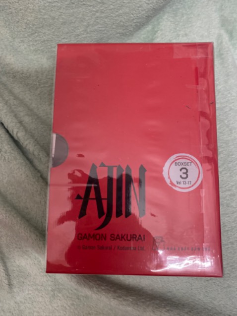 Không hiểu sao tác giả viết kết truyện dở tệ đến như thế. Đọc tu tập 15 cảm thấy tác giả đang bí ý tưởng, không thể sáng tác tiếp cũng không biết nên kết thúc như thế nào cho hay. Kết quả là tác giả viết cái kết lãng xẹt! Gấp lại tập 17 tôi tự hỏi mình đang đọc cái gì vậy?!. Nói chung truyện này chỉ nên mua box 1, box 2 đừng phí thời gian đọc box 3.
Nhân tiện tôi có lời nhắn gửi biên tập và người trình bày sách: các bạn nghĩ sao mỗi lần ghi chú thích (ảnh 3,4) các bạn đã sử dụng cỡ chữ nhỏ rất nhỏ đến nỗi người có thị giác 10/10 như tôi phải căng mắt ra đọc, đã vậy còn phải bét trang sách tối đa để đoc cho trọn vẹn dòng chú thích đó? Trời ơi, tôi không hiểu sao các bạn lại nhét cái dòng chú thích vào “góc chết” của trang sách giống như kiểu sợ độc giả đọc vậy? Ở ảnh 3 các bạn nên canh lề trái dòng chú thích, và canh lề phải ở ảnh 4 mới hợp lý. Mong các bạn chú ý chứ làm thế này thật sự rất khó cho người đọc (không chỉ riêng box 3, mà phần chú thích ở box 1 và 2 đều bị như vậy.