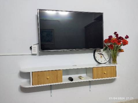 Sản phẩm đẹp như ảnh minh hoạ, gỗ chất lượng, bề mặt không trầy xước. Giá hợp lý. Có điều shop nên để hướng dẫn lắp ráp vào thùng luôn cho tiện, đỡ phải nhắn tin hỏi