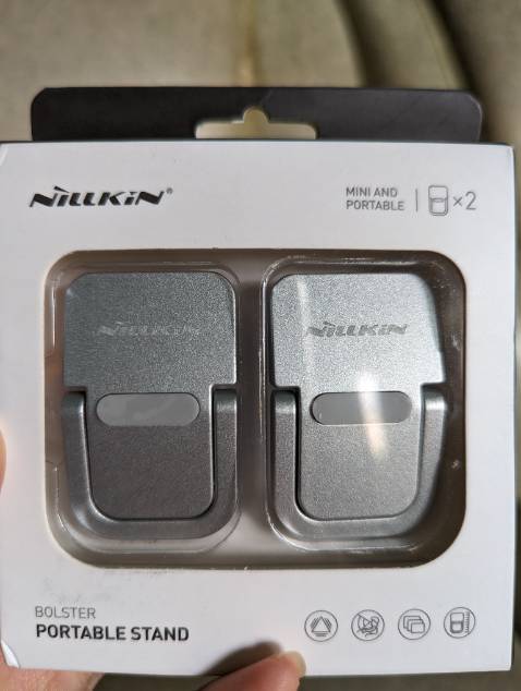 Giao hàng đúng hẹn, đúng sản phẩm. Tuy nhiên, hộp hơi móp, không có tem dán hàng chính hãng ngoài hộp.