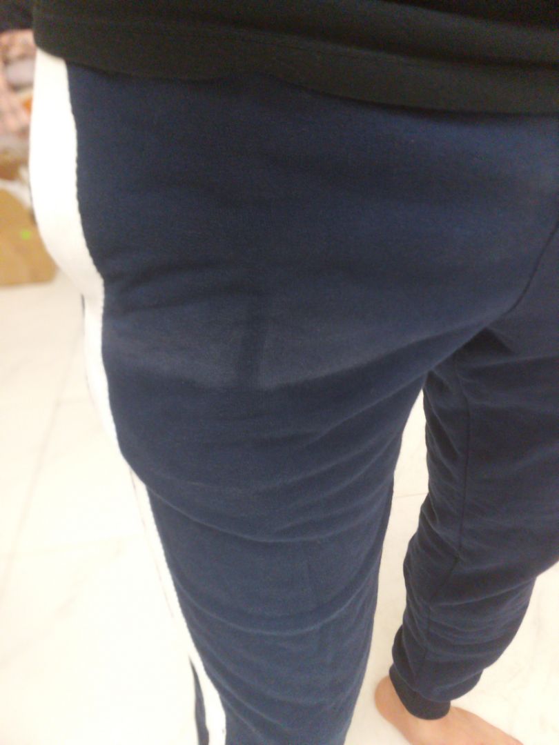 Mình thích dáng quần của shop, tuy nhiên sản phẩm quần shop giao cho mình lại bị lỗi, có một đoạn màu bị bạc (như hình) Mình thích dáng quần của shop, tuy nhiên sản phẩm quần shop giao cho mình lại bị lỗi, có một đoạn màu bị bạc (như hình)