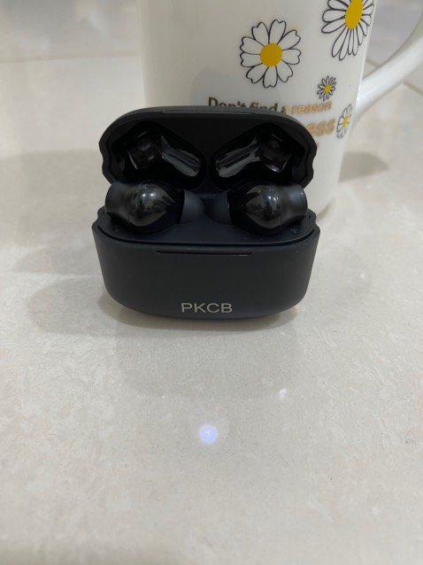 Tai nghe xinh cực kì luôn, tai mình hơi nhỏ, shop có cho kèm nút để thay rất ưng luôn, đeo thoải mái, nghe lâu không nhức đầu luôn, nghe 3,4 tiếng vẫn thoải mái cực, pin cũng lâu, ưng nhất là rất dễ dùng dễ kết nối, mình hơi gà công nghệ mà mở ra là dùng được luôn không cần hỏi ai cả, shop rất uy tín