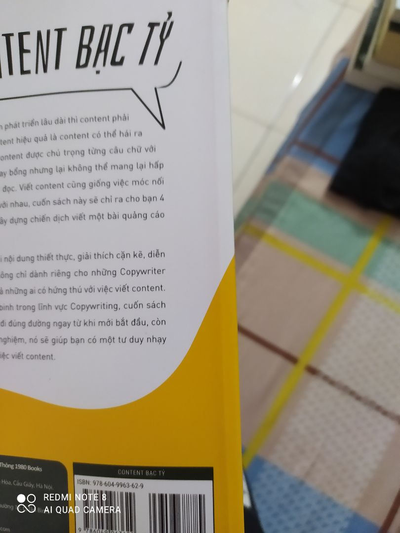 Cá nhân mình rất ấn tượng với quyển này, ở đây mình đánh giá 3* không phải vì nội dung ( mình chưa đọc gì ) nhưng ở đây là việc đơn của mình lên tới hơn 300k, có thể đối với nhiều bạn đây không phải một số tiền lớn nhưng nó là tiền ăn sáng 1 tháng của mình đấy ạ. Vậy mà Tiki không hề bọc lại sách cho mình nên 3/4 quyển đều bị nhăn mép trên và dưới nhìn rất xấu. Có thể mình hơi khó tính nhưng mình thấy khó chịu vì điều ấy.  Nếu như không phải ship nhanh chắc cho xuống 2* quá.
   Với lại sách có đường vân rõ ràng ở bìa như có người đã đọc rồi, không còn nguyên seal thì chắc mình cũng phải xem lại về độ cũ mới và quyết định xem nên tìm chỗ mua khác uy tín hơn hay không.