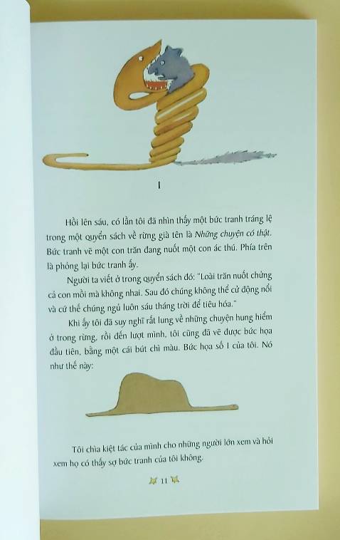 Tôi cứ sống cô độc như vậy, chẳng có một ai để chuyện trò thật sự, cho tới một lần gặp nạn ở sa mạc Sahara cách đây sáu năm. Có thứ gì đó bị vỡ trong động cơ máy bay. Và vì bên cạnh chẳng có thợ máy cũng như hành khách nào nên một mình tôi sẽ phải cố sửa cho bằng được vụ hỏng hóc nạn giải này. Với tôi đó thật là một việc sống còn. Tôi chỉ có vừa đủ nước để uống trong tám ngày.

Thế là đêm đầu tiên tôi ngủ trên cát, cách mọi chốn có người ở cả nghìn dặm xa. Tôi cô đơn hơn cả một kẻ đắm tàu sống sót trên bè giữa đại dương. Thế nên các bạn cứ tưởng tượng tôi đã ngạc nhiên làm sao, khi ánh ngày vừa rạng, thì một giọng nói nhỏ nhẹ lạ lùng đã đánh thức tôi. Giọng ấy nói:

“Ông làm ơn... vẽ cho tôi một con cừu!"