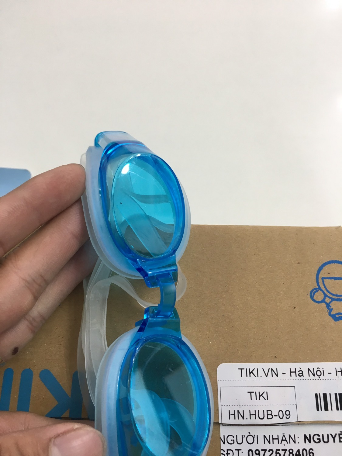 kính trong, màu sắc tươi sáng, có nấc điều chỉnh khoảng cách giữ hai mắt, căn vừa và cắt phần thừa đi là okie.
màu sắc cũng rất hợp với bể bơi. bé nhà mình phấn khởi lắm
giao hàng nhanh, chuyên nghiệp