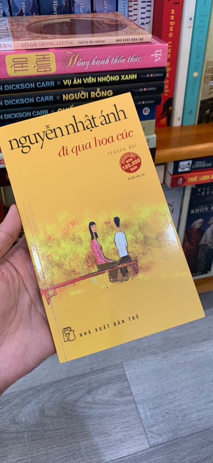 Vẫn phong cách nhẹ nhàng đáng yêu như mắt biếc hay ngồi khóc trên cây. Đi Qua Hoa Cúc vẫn hay như vậy. Sách có chiều ngang nhỏ hơn sách thông thường nên dễ cầm nắm hơn, có điều bỏ vào kệ hơi bị hụt chiều sâu

Cám ơn tiki đã giao hàng nhanh và đẹp