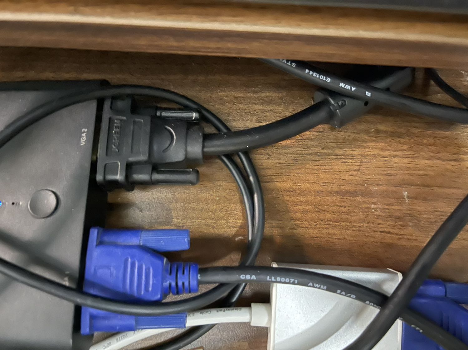 Chất lượng rất tốt. Cáp to gấp rưỡi cáp VGA thường. Chính hãng Ugreen.