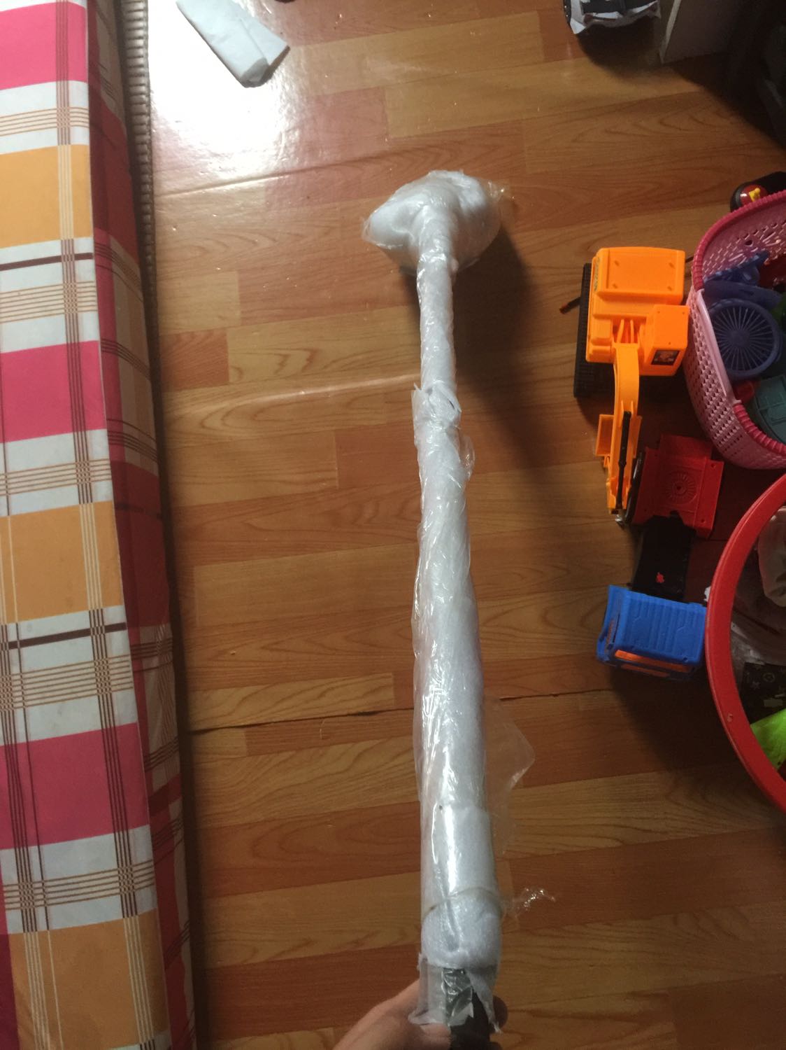 Đường kính miệng bé xíu à, ốc vặn lỏng lẻo, thân inox thiết kế khá tiện dụng, đóng gói kĩ