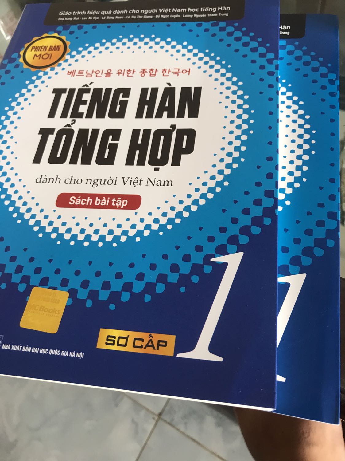 Giao hàng rất nhanh,đóng gói thì ok,lần nào mua cũng thế,chất lượng rất hài lòng, riêng bán sách thì tiki trùm ở Việt Nam,các bạn yên tâm mua nhé. Giá như các sàn thương mại điện tử khác nhe Shopee,Lazada.. mà làm ăn như Tiki thì tốt biết mấy .🥵🥵🥵