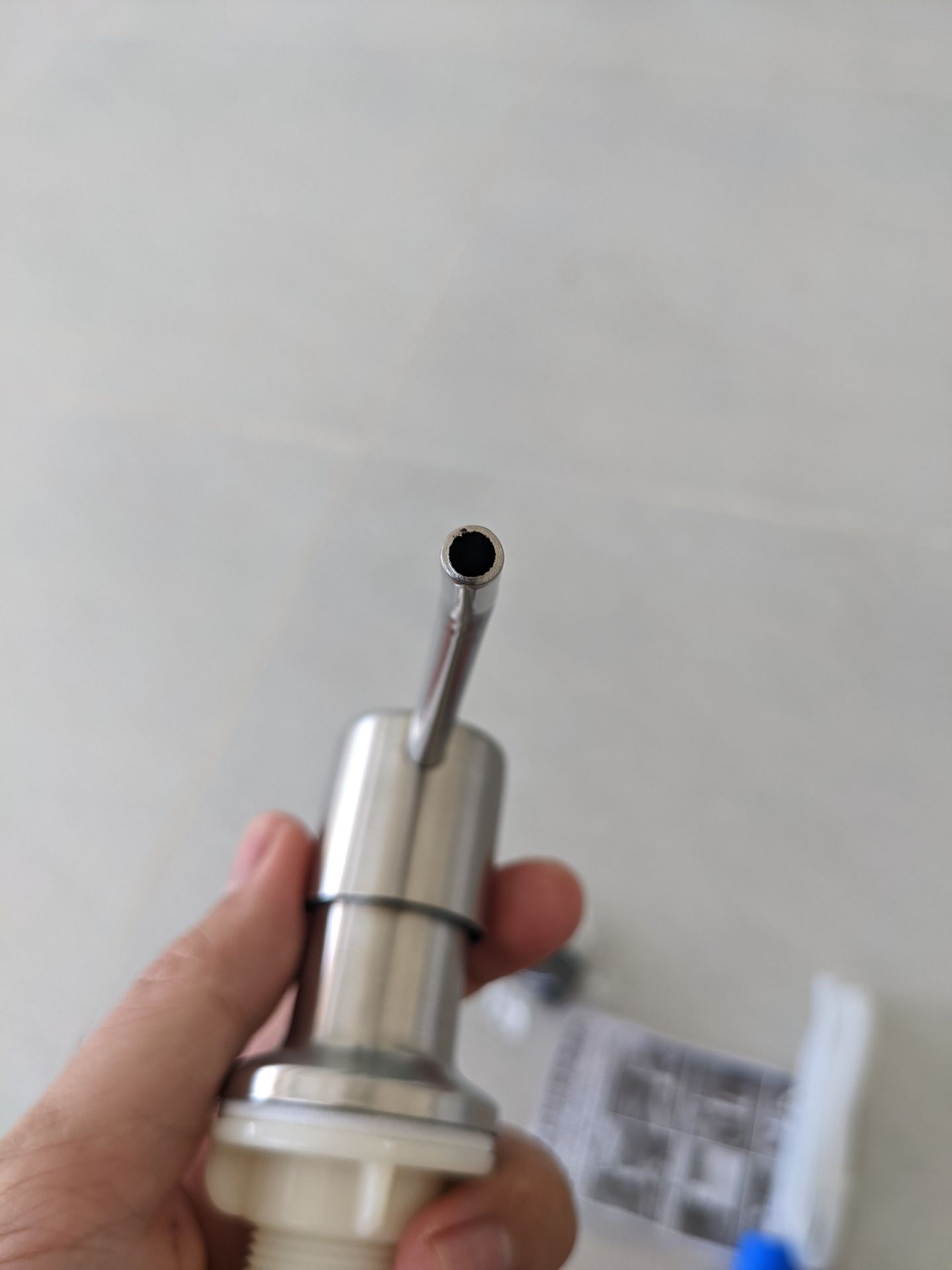 Vì có nhiều khuyến mãi nên giá trên tay là 25k. Với mức đó thì Ok, ổn áp. Phần vòi hoàn thiện tạm ổn. Nắp đi kèm chỉ đậy được chai nhỏ, như bịch kia của mình phải tự đục lỗ. Nhưng mà đục cũng dễ. Lần đầu bơm lên khá là lâu do ống dài :))