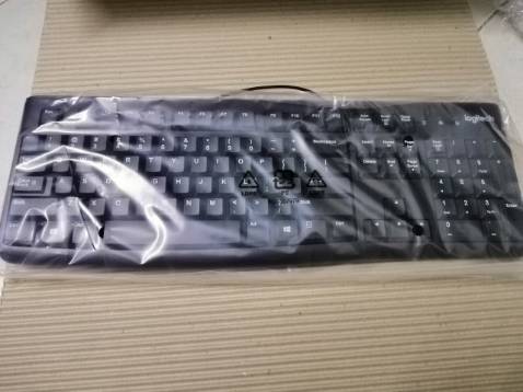 Cực kì hài lòng, nên phải lên đây viết luôn nhận xét dành cho anh em. 
Về giao hàng thì mình đặt hôm chủ nhật thì sáng thứ hai đã có ngay luôn, nói chung là tốc độ giao hàng của TIKI luôn làm mình ấn tượng. Bàn phím được bọc kĩ lưỡng, đóng gói cẩn thận và bao bì đẹp - đúng chuẩn của Logitech. Về chất lượng thì mình có gõ thử thấy độ phản hồi của bàn phím cực tốt, hành trình phím tốt, phù hợp cho những người thích dùng để gõ văn bản như mình (xài bàn phím laptop thì sợ hư sớm mất : ))) ), còn chơi game mình nghĩ cũng khá ổn. Khuyên các anh em nào muốn mua bàn phím để sử dụng thì nên canh ngay đợt giảm để có giá tốt - mình mua được chỉ khoảng 150k tính cả ship. Chắc chắn sẽ giới thiệu cho bạn bè.