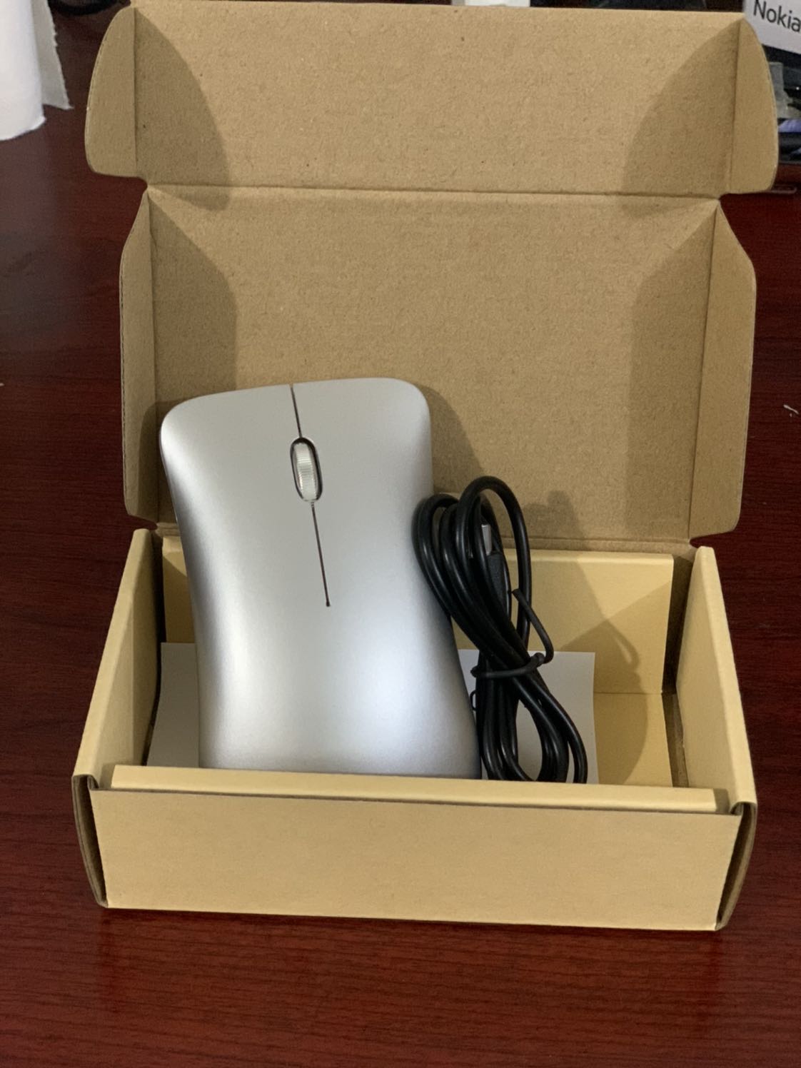 Lần đầu thấy con chuột hình dáng dễ thương vậy luôn á, khá mỏng phù hợp với dân văn phòng và nhất là ng hay phải mang lap và chuột ra ngoài làm việc với khách như mình