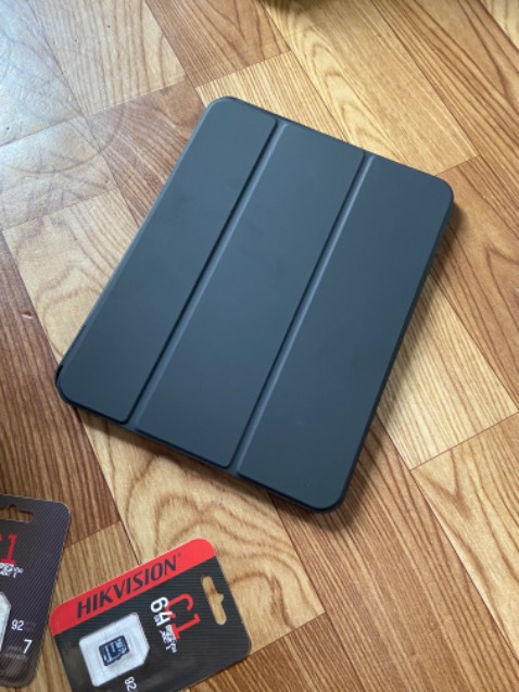 Giao nhanh. Phần ốp là nhựa mềm nhìn không chắc chắn lắm. Nhìn chung phù hợp giá thành