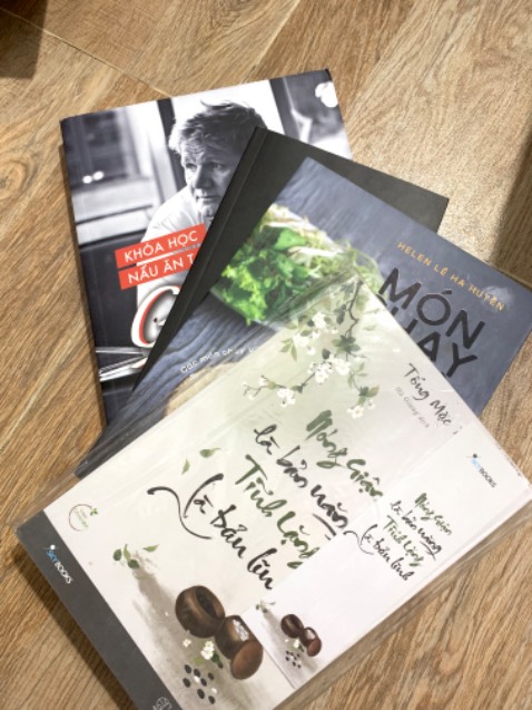 Lần này m khá thất vọng về cách đóng gói của Tiki
Sách đóng gói trong hộp quá sơ sài,  nhưng hộp còn bị rách như này.
Đã thế m mua 4 cuốn nhưng chỉ 1 cuốn được bao nilong. 
Hộp rách + sách không bao nilong + mùa mưa =  thế nào ạ???