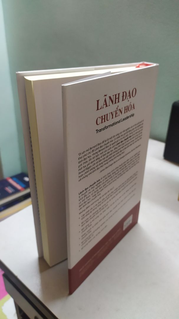Sách bìa cứng, được trình bày rất đẹp. Có điều là phần chú thích cuối sách rất nhiều, mất 1/10 tổng số trang sách