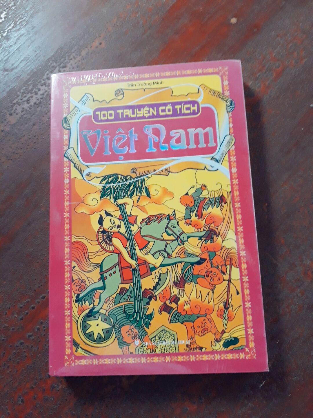 Sách còn nguyên vỏ bọc nilon, mới tinh, mình mua vào lúc Hội sách online nên rẻ hơn so với giá gốc. Thời gian giao hàng đúng như dự kiến