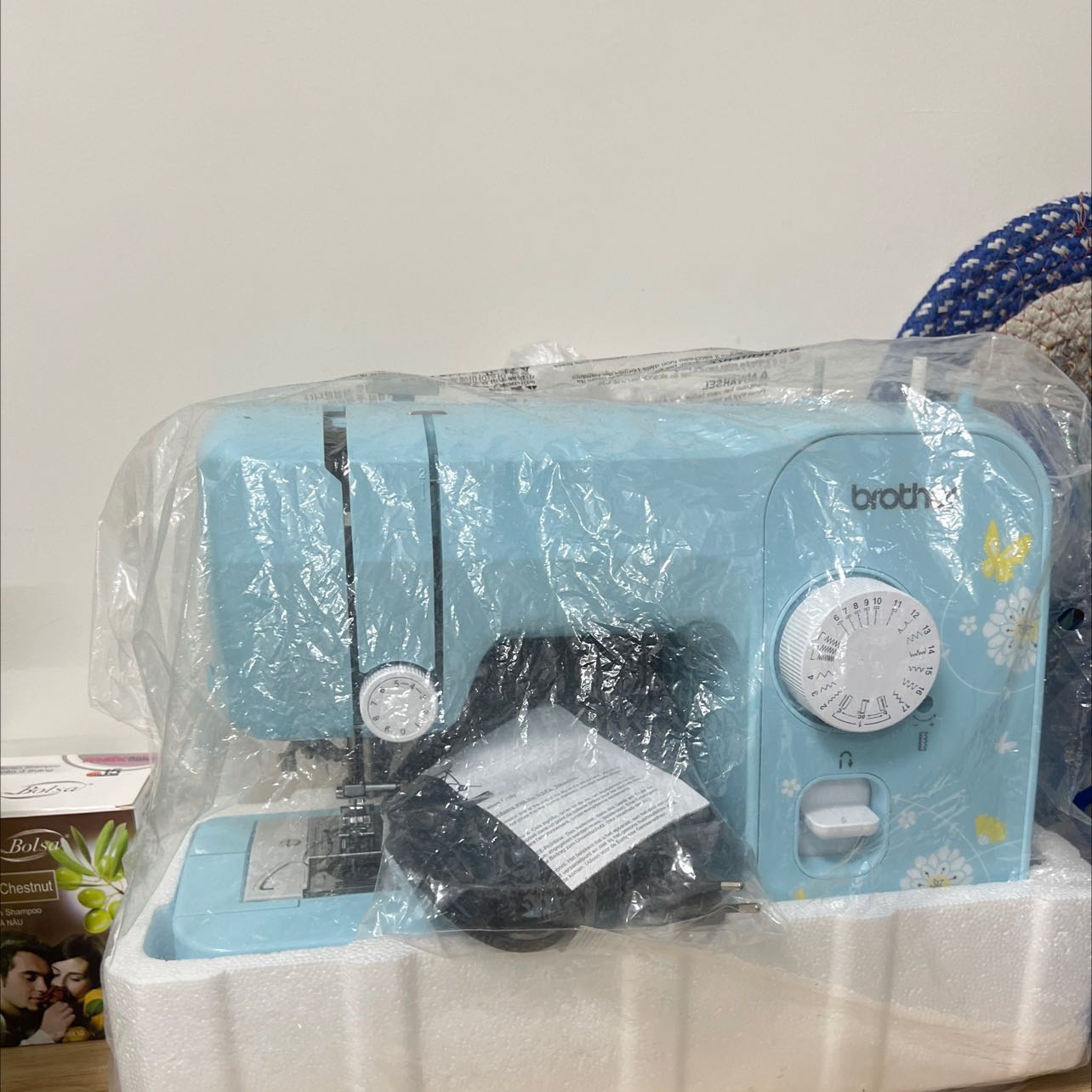 Máy may xài ok lắm nha shop, vợ mình đã may cho mình nhiều đồ để mình mặc ở nhà. Có nhiều mũi kim, chất lượng vậy là đáp ứng đủ nhu cầu đối với vợ chồng mình