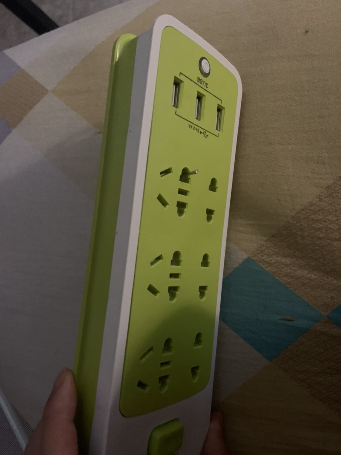 Chất lượng quá tệ. Lỗ cắm gia công tệ nên cắm vào, không rút ra được (Trong hình là cái chốt cắm mình giựt ra và dính lại cmnl ?). Hư mấy cái chốt cắm, mấy sản phẩm điện của nhà mình. Thật sự rất rất tệ luôn