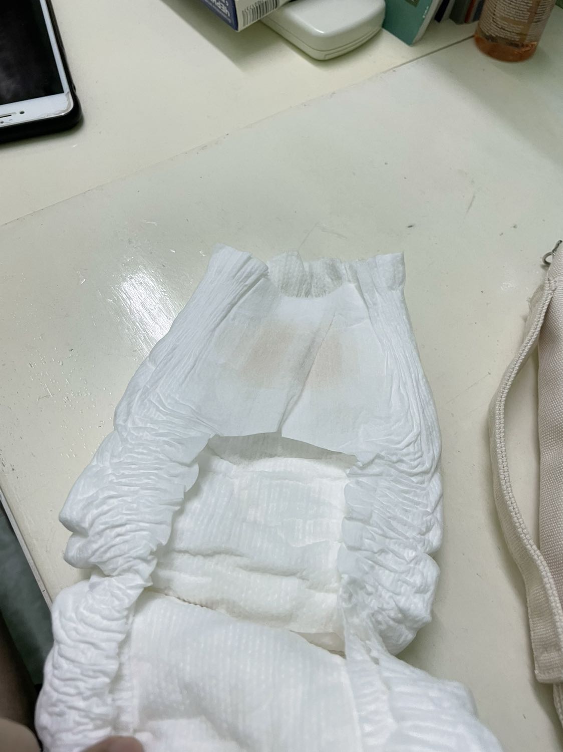 Lần đầu mua tin tưởng lựa chọn tiki trading. Nhưng tã không đúng chất lượng có mùi hắt và phần dán của tã màu vàng mà không phải màu xanh😅 Lần đầu mua tin tưởng lựa chọn tiki trading. Nhưng tã không đúng chất lượng có mùi hắt và phần dán của tã màu vàng mà không phải màu xanh😅