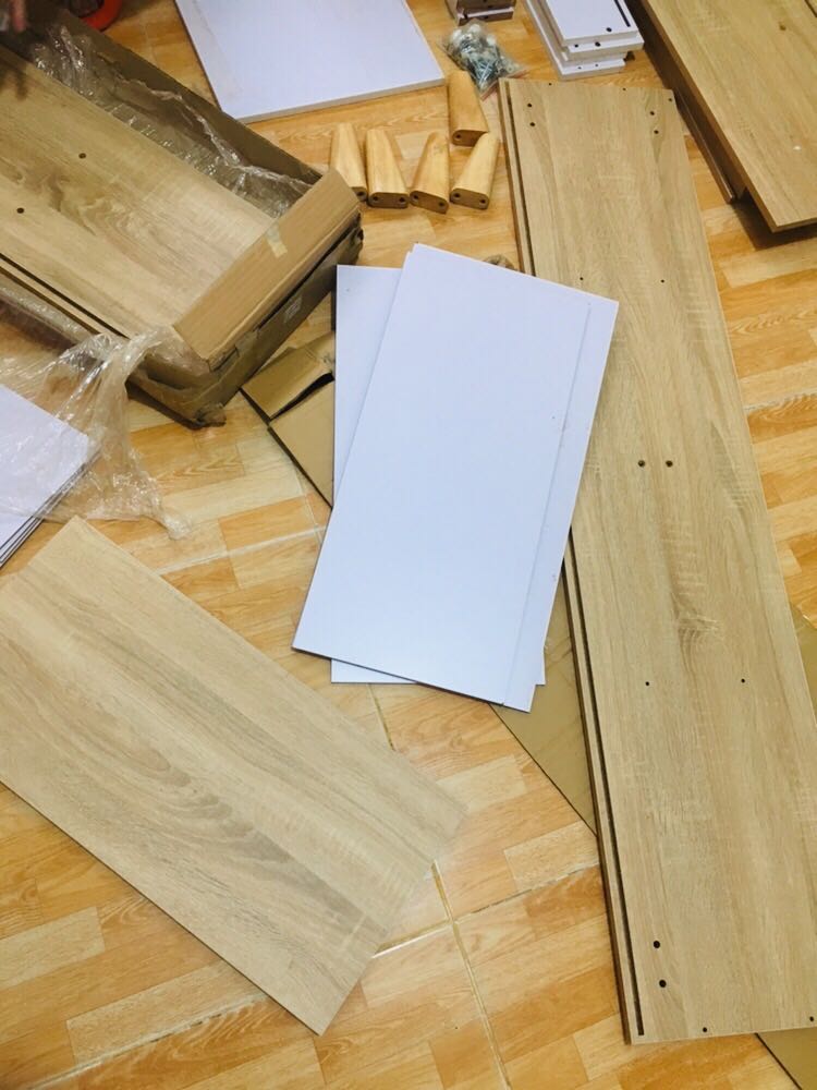 Hàng được giao sớm hơn 1 ngày so với dự kiến. Các tấm gỗ chắc chắn, dày dặn. Một vài chỗ mối khoan không khớp 100% nhưng cố gắng gọt bớt một tẹo hoặc gõ nện một tẹo là cũng vào ok. Sản phẩm hoàn thiện nhìn rất đẹp và xinh xắn.