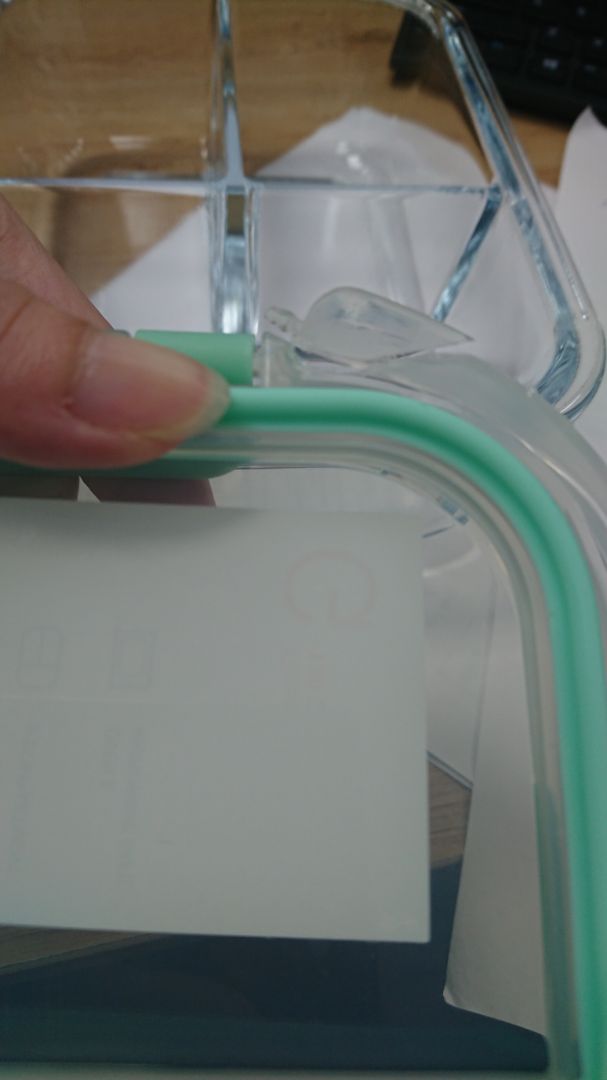 hộp khá xinh nhưng bị vỏ bị nứt mất rồi ạ, gần rơi ra luôn rồi. Tiki có hỗ trợ đổi hàng không ạ?