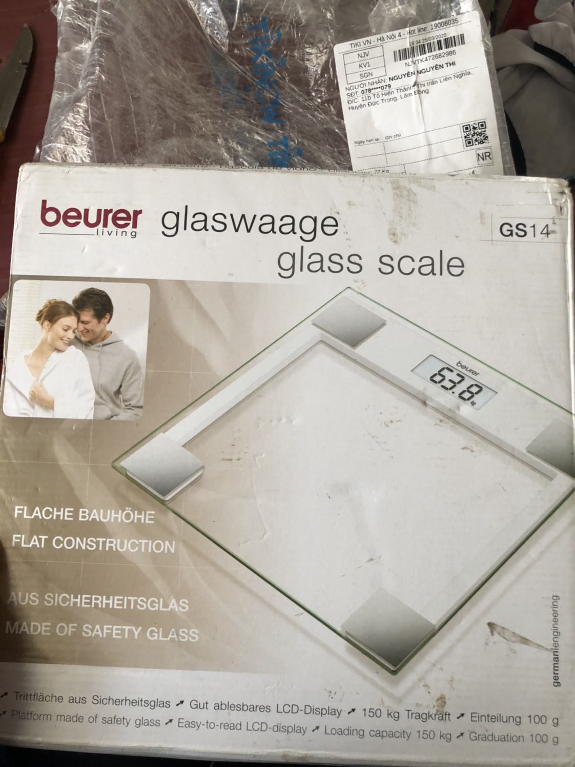 Hộp bên ngoài cũ, bẩn móp lung tung, như hàng cũ, chỗ mở hộp cũng lờn nhiều. Bề ngoài đã như vậy mình k biết cân bên trong có còn mới hay không? Cân mình đặt ở mỗi ô gạch cho ra mỗi giá trị khác nhau, sai số trên 1kg chứ k phải vài lạng, không biết do mình k hiểu nguyên lý hoạt động của cân hay do cân có vấn đề? Cố gắng sử dụng 1 thời gian để có nhận xét công bằng nhưng cuối cùng vẫn thấy k hài lòng được. Mình nhận hàng vào 04/2020 đặt hàng cuối 03/2020 nhưng phiếu bảo hành ghi 05/2019 mình mất gần 1 năm bảo hành trong khi chưa nhận được hàng àh. Thất vọng. Mng né chỗ phân phối hàng này ra và tiki vui lòng làm việc với cty cung hàng nhé. Đánh giá 2 sao cho việc tiki giao hàng sớm.