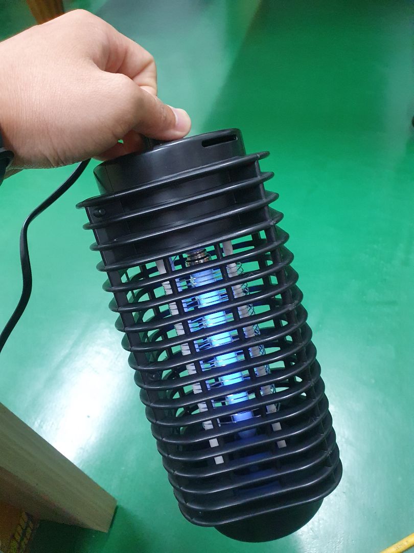 Đồ thủy tinh mà Điện Quang gói vậy đó. Bóng sáng yếu lắm nha, và còn chớp chớp giực giực nữa.