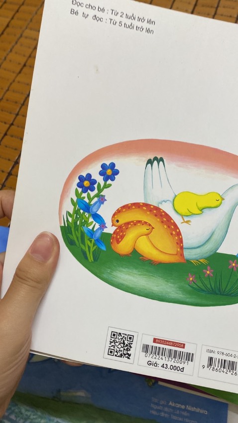 tinh mắt phết nhé các mẹ, con thích tìm hai bạn trong sách lắm, mực in sắc nét sống động