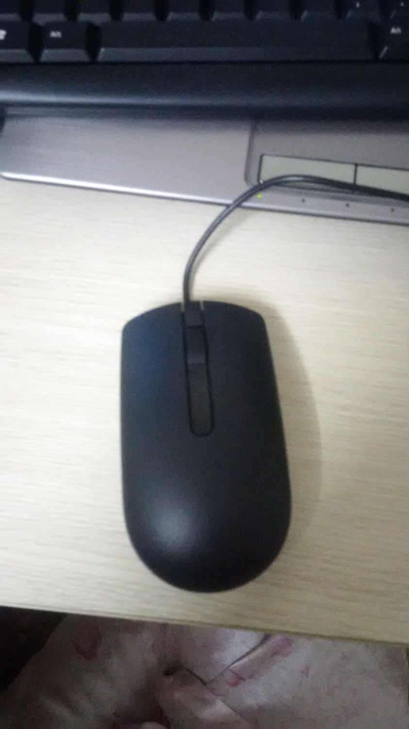 Mình đã mua và sử dụng con chuột này khá lâu rồi nên mới viết phản hồi, cá nhân mình thấy chuột dễ sử dụng, lướt êm và đặc biệt là nó to nên lúc di chuột thuận tiện hơn. Chuột này lướt trên bàn làm việc ko cần đế cũng nhanh. Nói chung ai đang phân vân nên mua chuột nào thì mua con này an tâm.